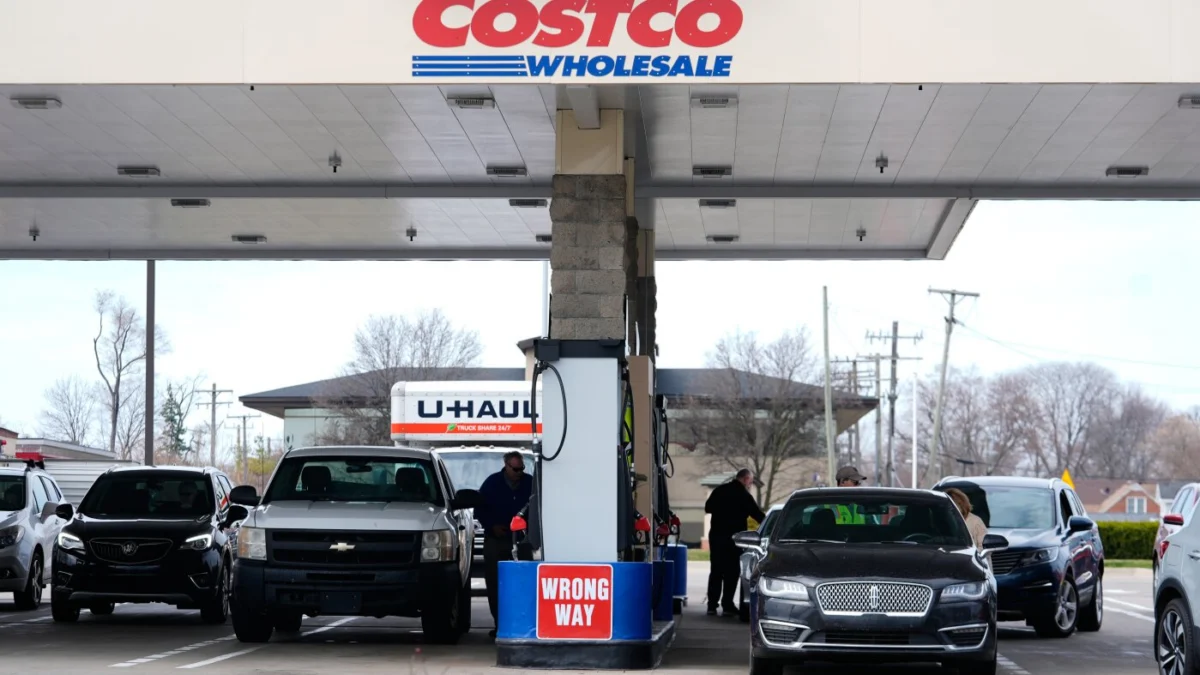 Drivers fuel up at a Costco gas station in Roseville, Mich. (Photo: Paul Sancya/AP)