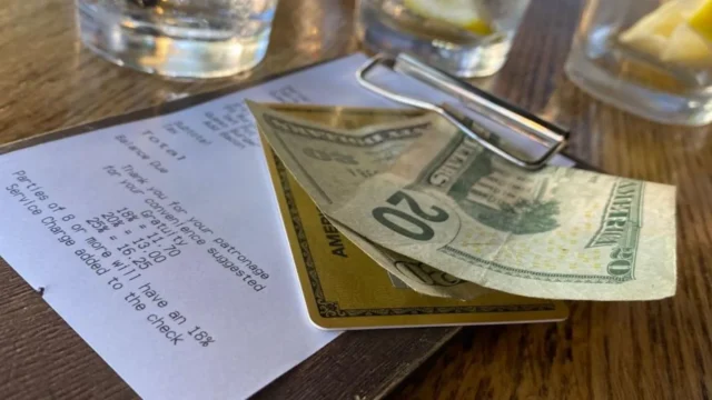 US Tipping Culture’s Global Spread Sparks Debate and Irritation Abroad