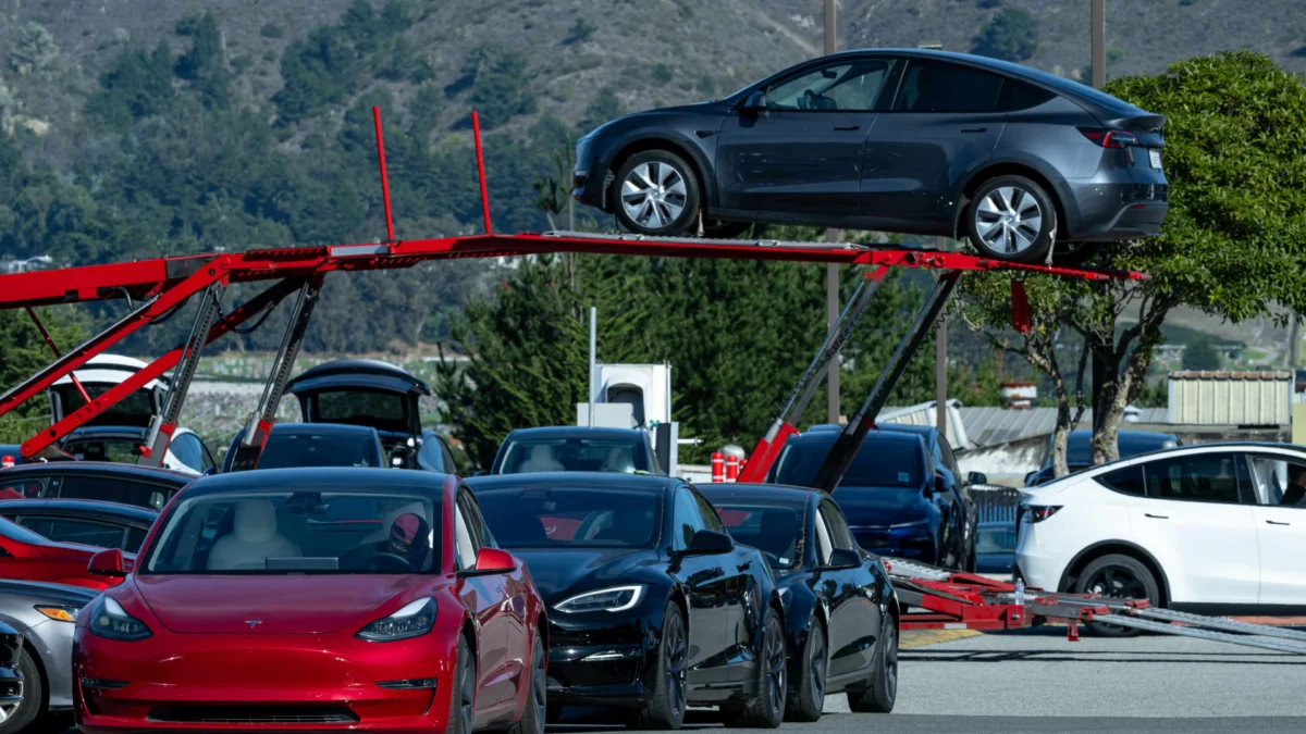 Tesla electric vehicles (EVs) are displayed at the company's store in Colma, California, U.S., on Monday, Nov. 10, 2025.