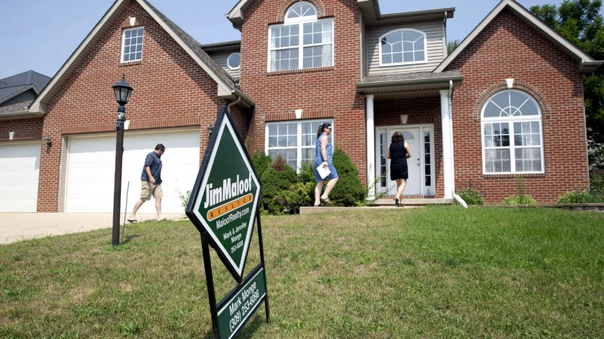 Mortgage rates have slightly increased compared to the previous week, according to Freddie Mac's latest survey. (Daniel Acker/Bloomberg via Getty Images)