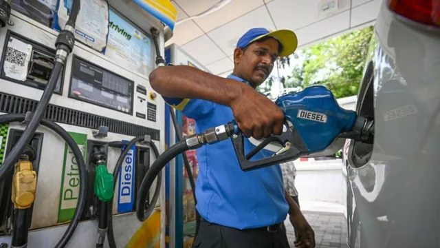 Oil Prices Surge Following New US Strikes on Iran Amidst Ongoing Ceasefire Talks