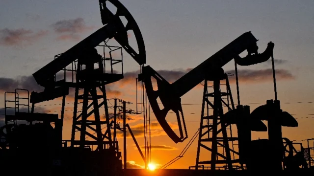 Oil Prices Climb Amidst Heightened Tensions Over Iran and Strait of Hormuz