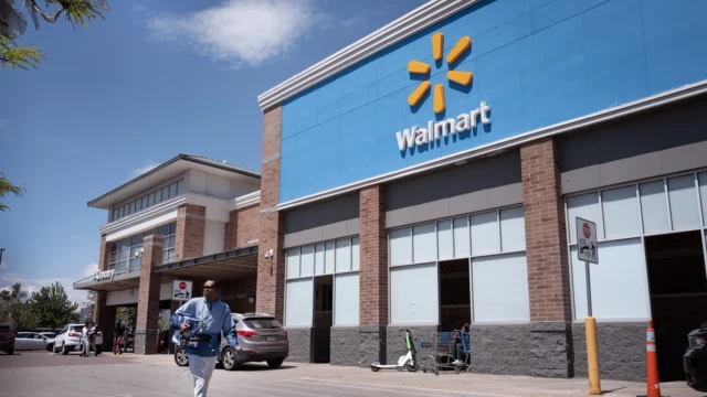 Walmart Set to Release Q1 Earnings Amidst Consumer Spending Scrutiny