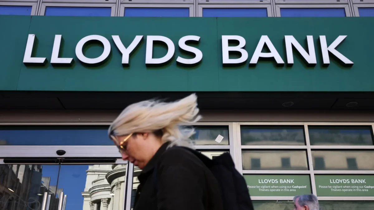 Lloyds Banking Group resolved an online banking outage that affected thousands of customers across its three major brands on Wednesday.