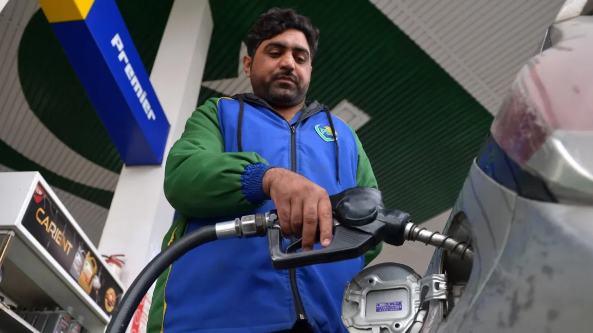 Oil prices pause as Middle East deal raises hopes of resuming Hormuz shipping
