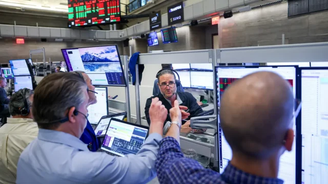 US CEOs Turn Pessimistic, Forecast Worsening Economy and Reduced Hiring in Q2 2026