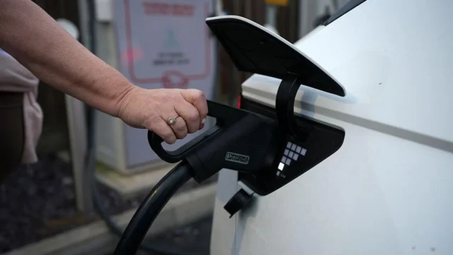 UK Electric Car Sales Target Set to Be Weakened