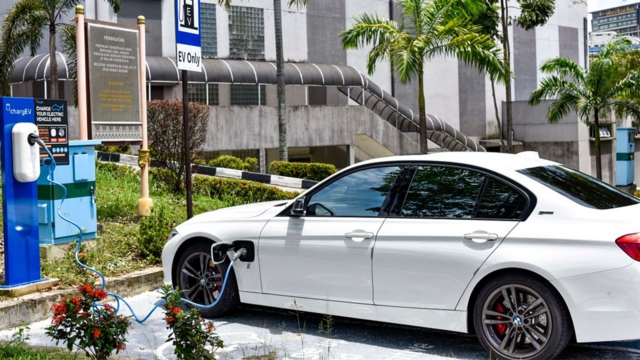 BMW Recalls Nearly 30,000 Plug-In Hybrids Over Engine Starter Fire Risk