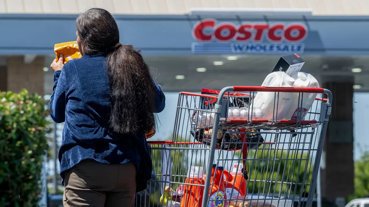 Costco app screen showing the Digital Membership Card and linked Visa card.