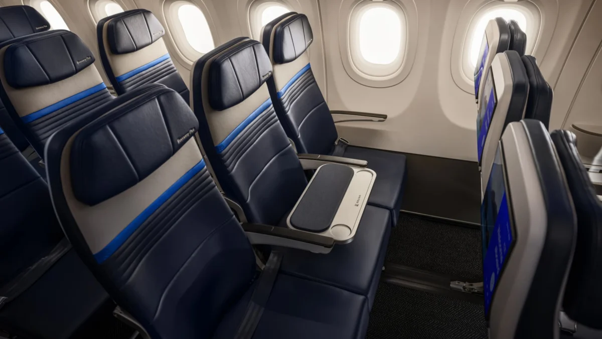 A United Airlines Airbus A321XLR in flight configuration, where one row will feature an empty middle seat