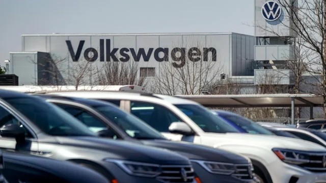 Volkswagen Weighs Up to 100,000 More Job Cuts in Restructuring Push